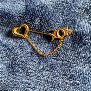 Xoxo heart brooch